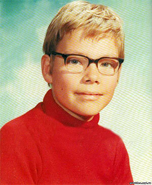 Родился 18 октября 1960 года в бельгийском муниципалитете Синт-Агата Берхем Брюссельского столичного округа в семье бухгалтера и продавщицы цветов.Жана Клода Ван Дамма часто сравнивают с Арнольдом Шварценеггером, Чаком Норрисом, причем не всегда в пользу последних. Жан Клод Ван Дамм, обладая мускулатурой Шварценеггера, спортивным мастерством Норриса, явно превосходит обоих в красоте и обаянии. Не случайно критики сулят ему великолепное будущее. Впрочем, и сегодня Жан Клод Ван Дамм — одна из самых ярких звезд фильмов «действия». Что ж, к своей цели актер шел долго, и в том, что он сумел ее достичь, — прежде всего его огромная личная заслуга.Выходец из бедной семьи, он рос худым, болезненным ребенком, и только мечта стать актером привела подростка в спорт, превративший его в красавца атлета. Открытие в Брюсселе собственной спортивной школы, коммерческий успех не могли удовлетворить Ван Дамма, который упорно стремился к своей мечте.