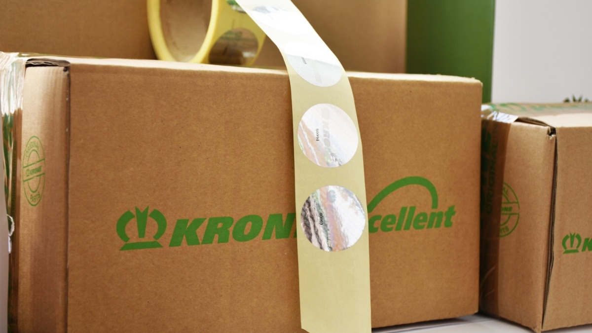 Фото: Официальный сайт Krone Новые запасные части Krone с защитными голографическими наклейками и логотипом, а также уникальной нумерацией для каждого дилера