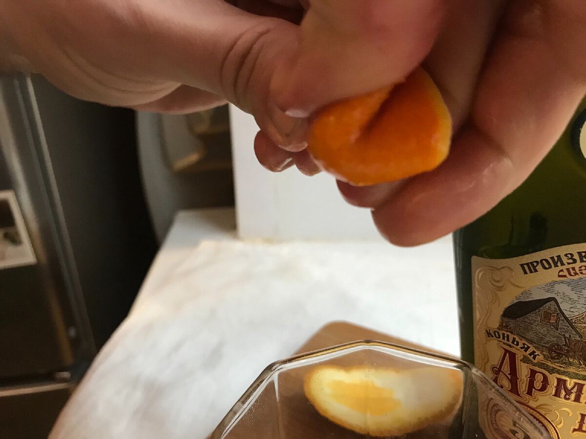 Выдавливаем корки.