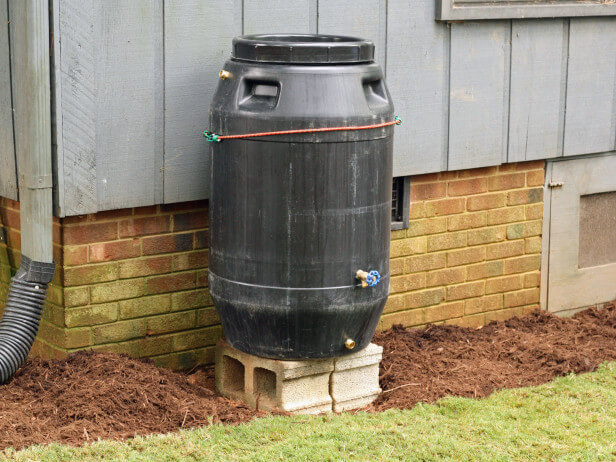 Декоративные бочки для сбора воды с краном на даче