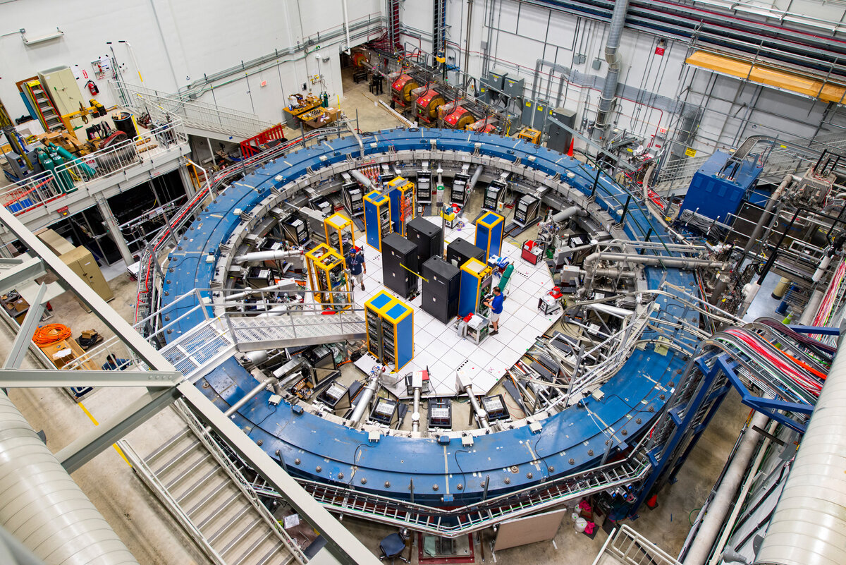 Электромагниты внутри кольца Muon g-2 шириной 50 футов (около 15 метров) необходимо охладить до температуры, которая выше абсолютного нуля всего на несколько градусов. Фото: Reidar Hahn.
