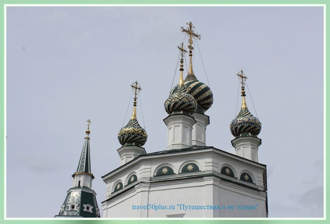 Красивейшие купола Троицкой церкви.