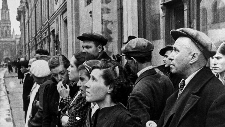 В полдень 22 июня 1941 года вся страна слушала радиообращение Молотова, который объявил о нападении Германии. "Наше дело правое. Враг будет разбит. Победа будет за нами", - такова была заключительная фраза обращения к советскому народу