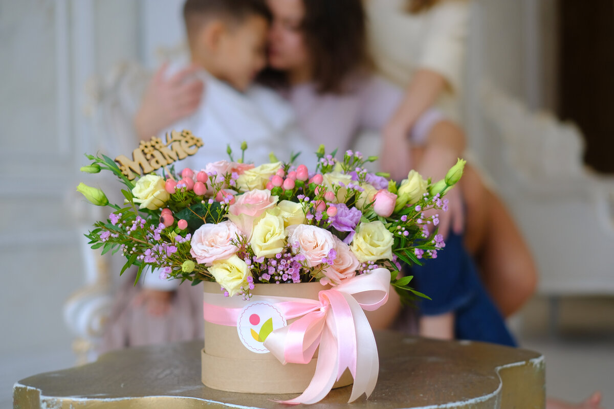 Красивая цветочная композиция в шляпной коробке.