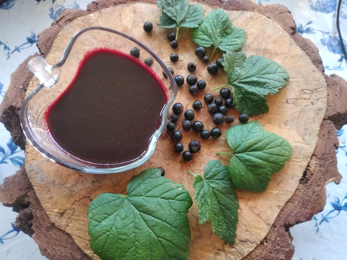 Этот соус не только очень вкусный, но и очень красивый! Посмотрите, какой у него насыщенный рубиновый цвет...