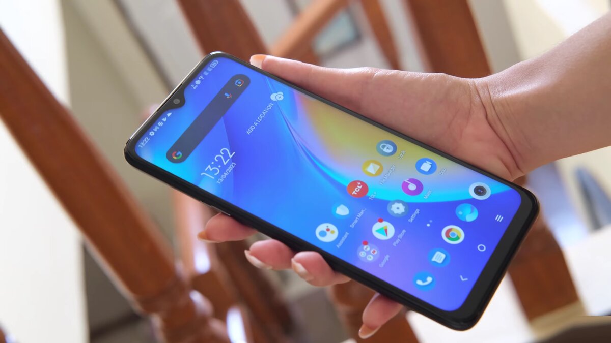 В женской руке он выглядит особенно большим. Источник: YouTube-канал YugaTech 