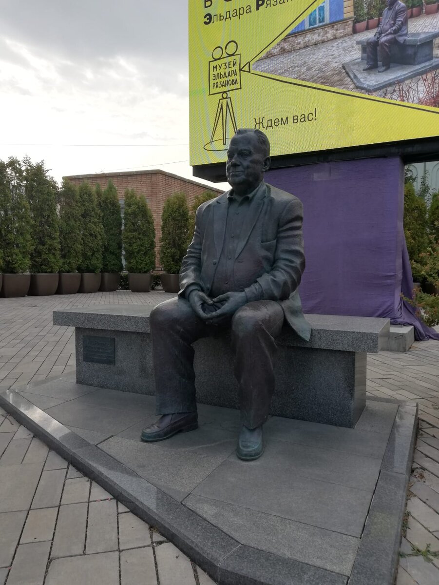 Вот такой памятник находится рядом с музеем