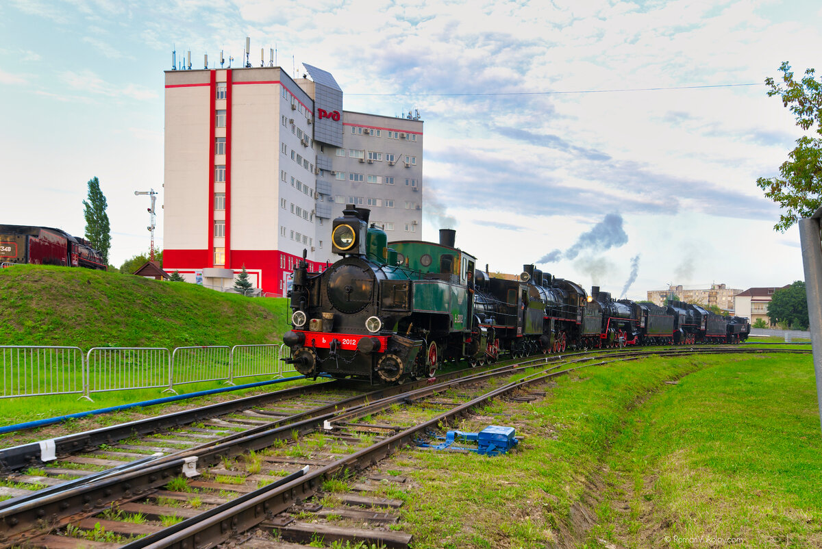 Старые паровозы движутся в депо после показательных покатушек