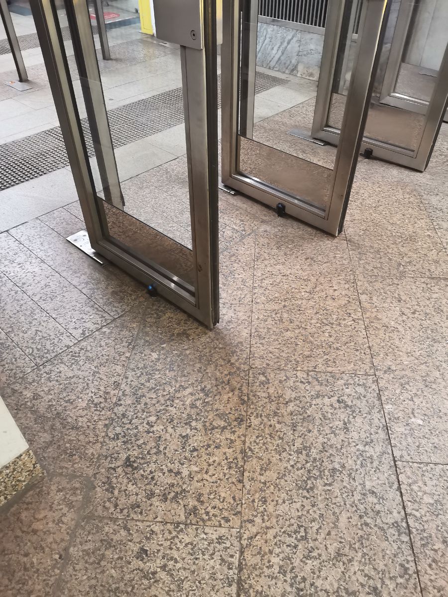 В бетонному полу просверлены отверстия, и в них вставлены какие-то штырьки с резиновыми прокладками.