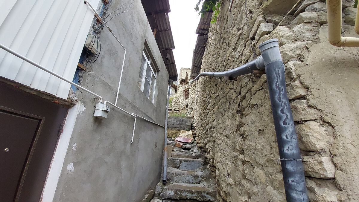 Маленькие улочки одного горного селения, прогуливаться по ним одно удовольствие.