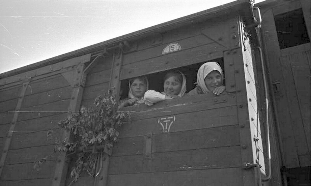 Остарбайтеры на пути в Германию. Июнь 1942. Источник: tastorona