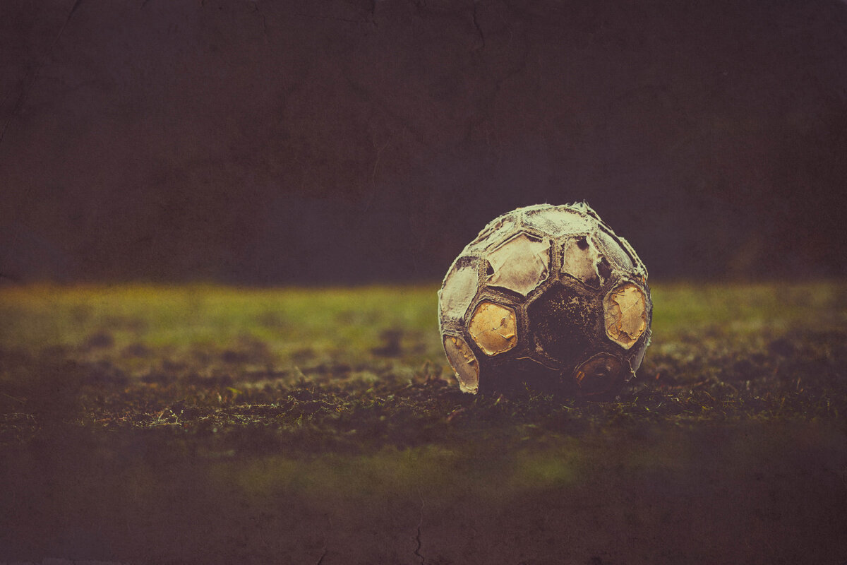 Примерно в такие цвета раскрашено настоящее российского футбола. И если мы не начнём серьёзно задумываться, пока не поздно, - нет сомнений, что будущее нас ждёт ещё более мрачное