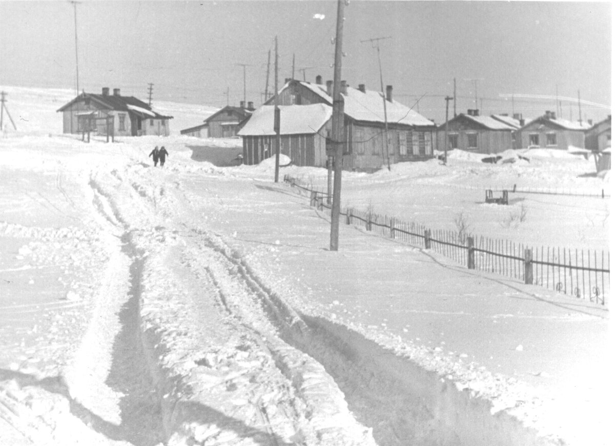 Вид от школу, она слева, на верхнюю улицу. Прямо за воротами наш домик. А в большой бревенчатом жил Саша Губарев. Мы дружили. Справа сквер. 