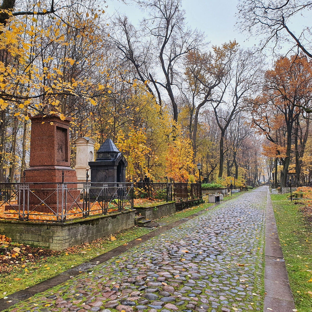 Лучшей погоды для кладбищенский прогулок сложно представить