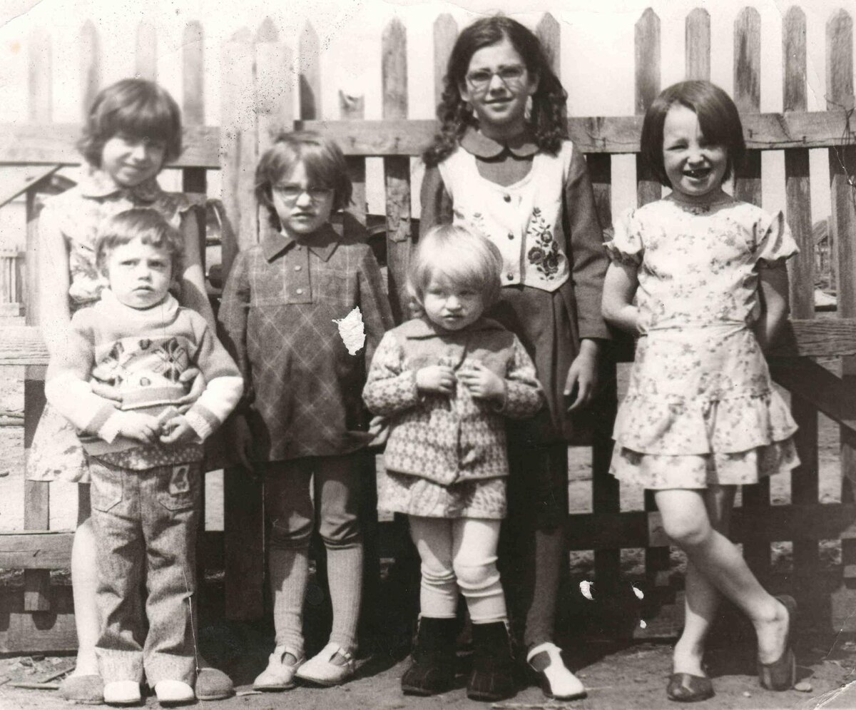 На сохранившемся фото, сделанном в деревне у прародителей меньше половины дедовых внучков. Автор - самая старшая из двоюродных, так как мой папа был старшим братом.