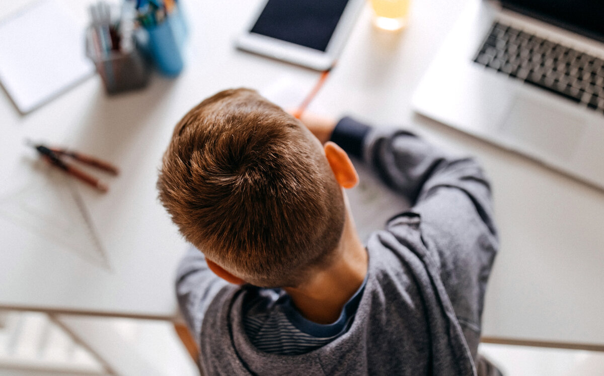 Ребёнок выполняет задания онлайн-олимпиады. Источник: istockphoto.com/ru