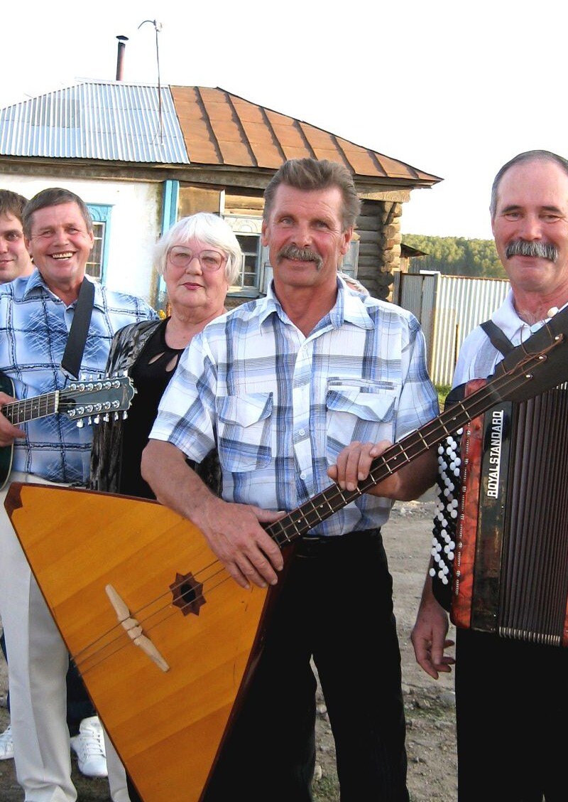 АЛЕКСАНДР МЕНЬШИКОВ (Солист и контрабасист ансамбля "Митрофановна")