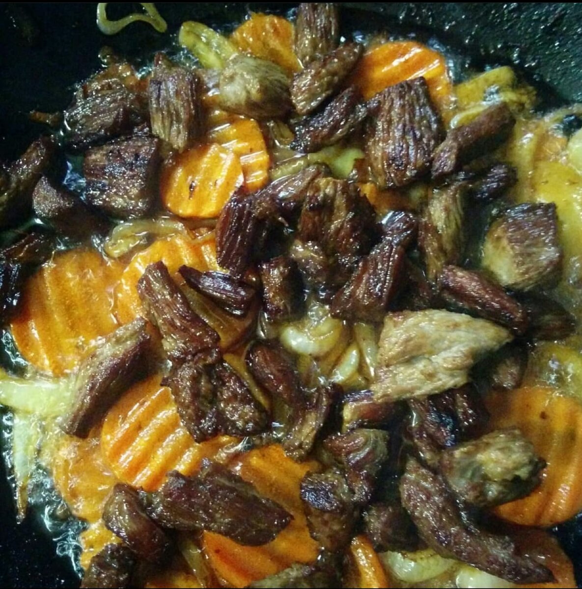 Мясо выкладывается на "подушку" из моркови и лука