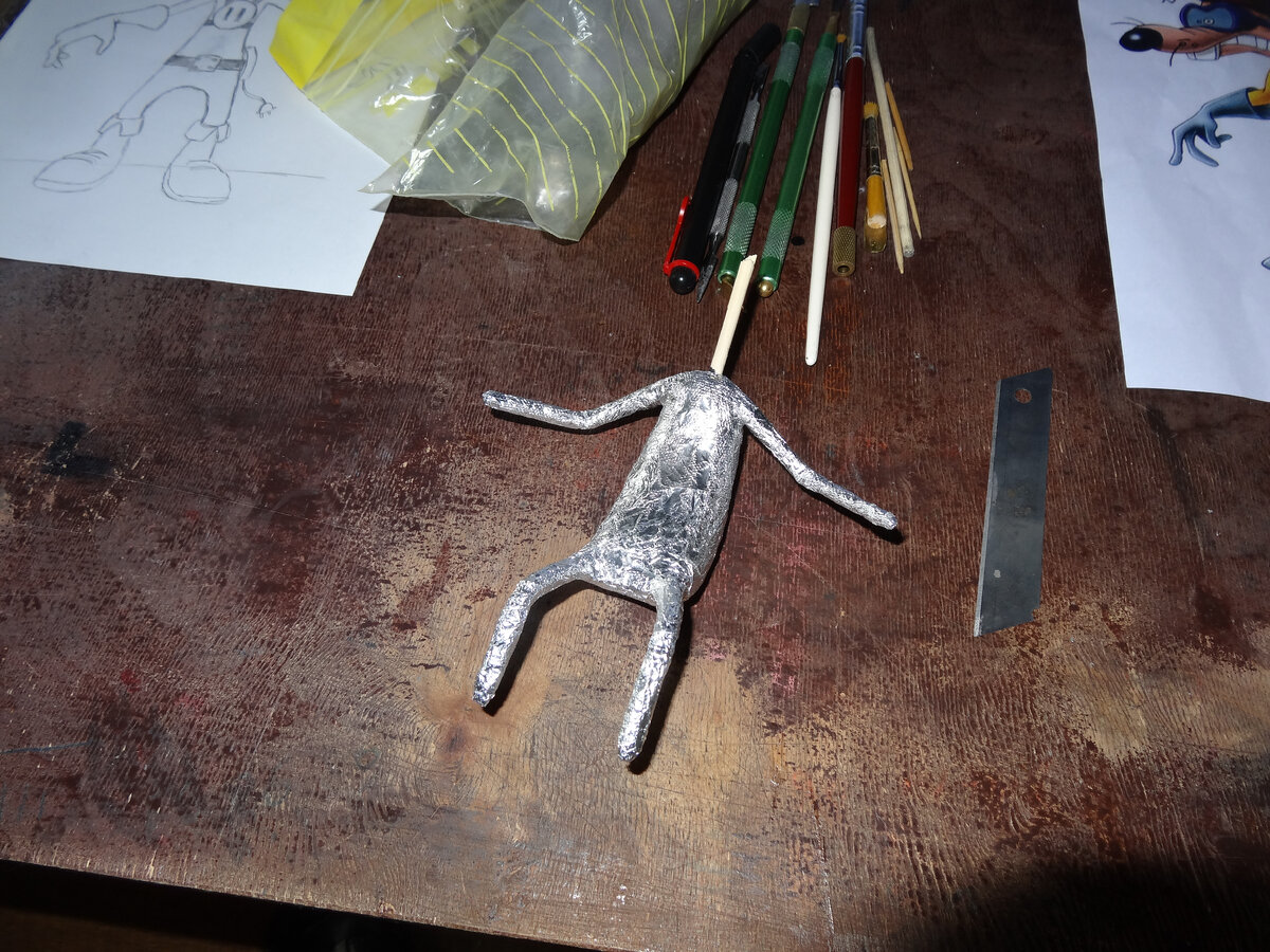 Всё начинается с каркаса. Для прочности фигурки и экономии материала. Фольга и проволока плюс алюминиевая лента.