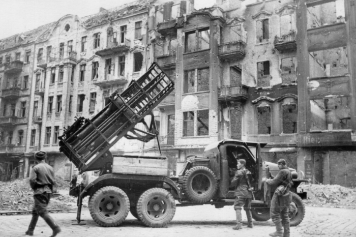 Боевая установка «Катюша» стала для немецкой армии настоящим сюрпризом, неожиданностью и грозой. Ее появление в 1941 г. повергло немцев в психологический шок. С БМ-13, работающей слаженно и четко, на тот момент не были знакомы вооруженные армии ни одной из стран.