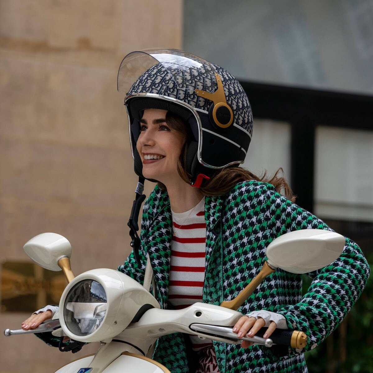 Кадр из сериала "Эмили в Париже". 