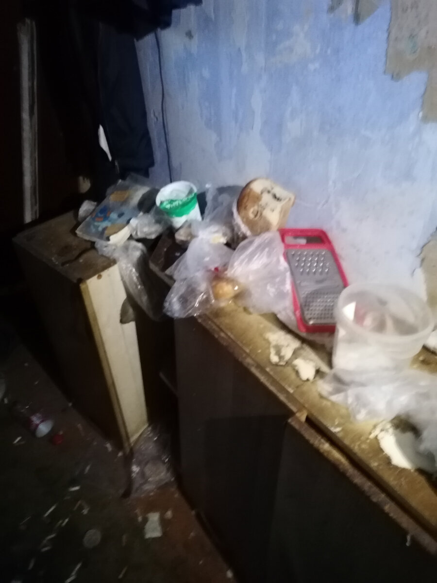 Попытка номер три и мы попадаем в "дворницкую", сегодня здесь никого, но это тоже вопрос времени. Как говорит "Григорич" ребята на подработках. 