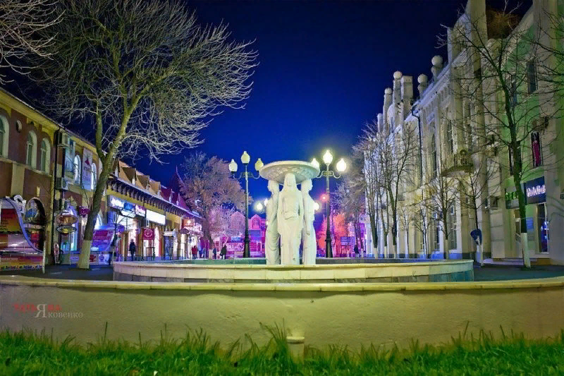 Центральная улица Ейска с фонтанами.