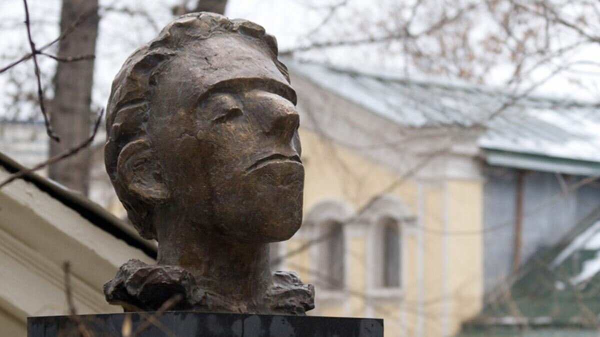 Памятник О. Мандельштаму в нелюбимой им Москве