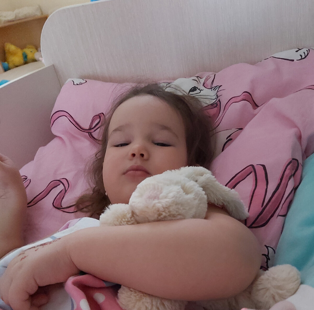 хорошо что медведя оставили в деревне, а то бы и его уложили спать...еще немножко...