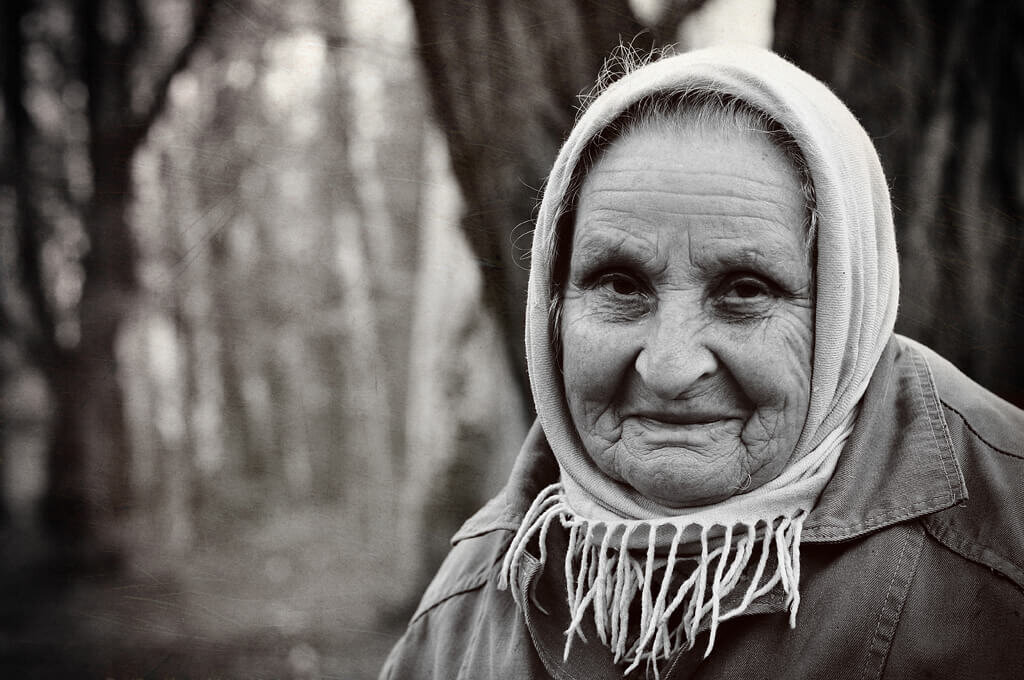 Бабуля. Старушка в платочке. Старая женщина. Старая старушка. Пожилая женщина в платке.