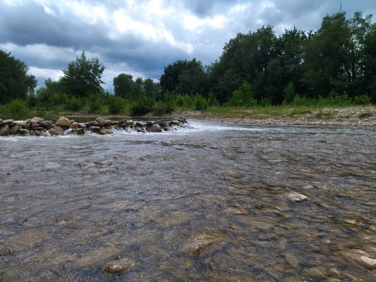 Искусственная плотина для купания, местные богатыри строят.