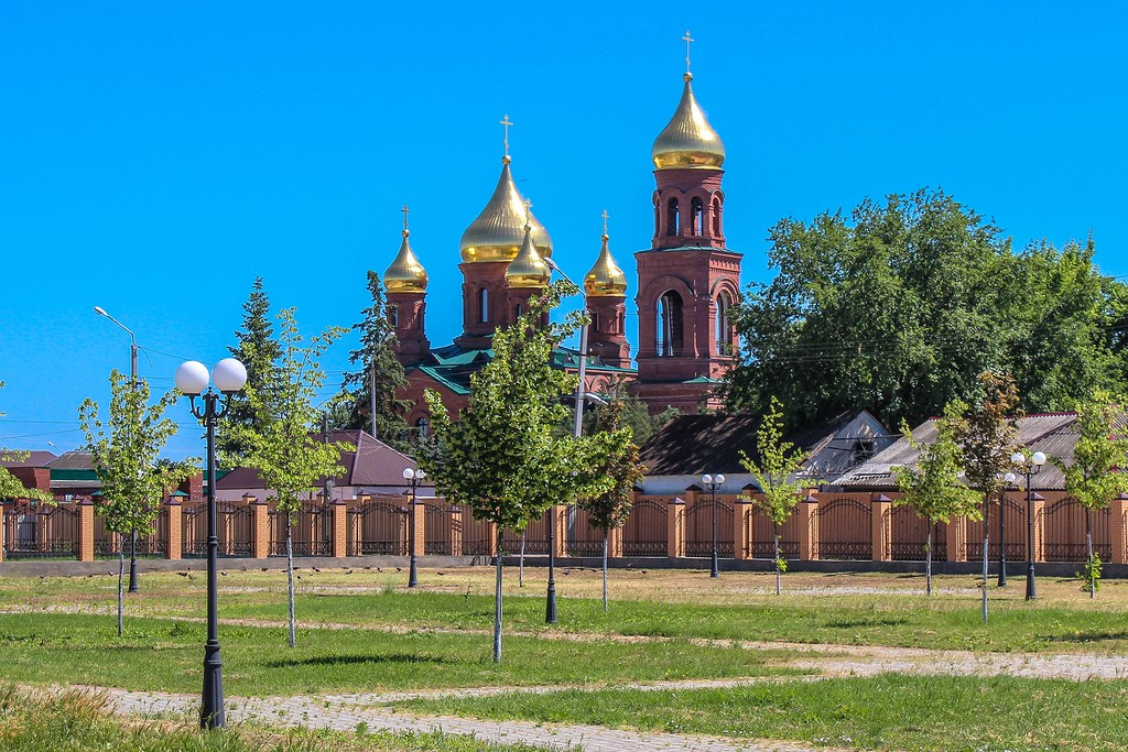 В чечне есть православные храмы. Станица Наурская храм Рождества Христова. Храм Михаила Архангела (Грозный). Чечня станица Наурская. Православная Церковь в Грозном.