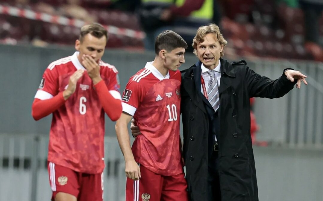 Валерий Карпин и игроки сборной надолго без матчей на международном уровне. Фото championat.com