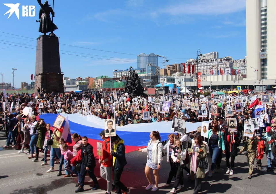     Участники полка несут российский флаг. Милана СОКОЛ