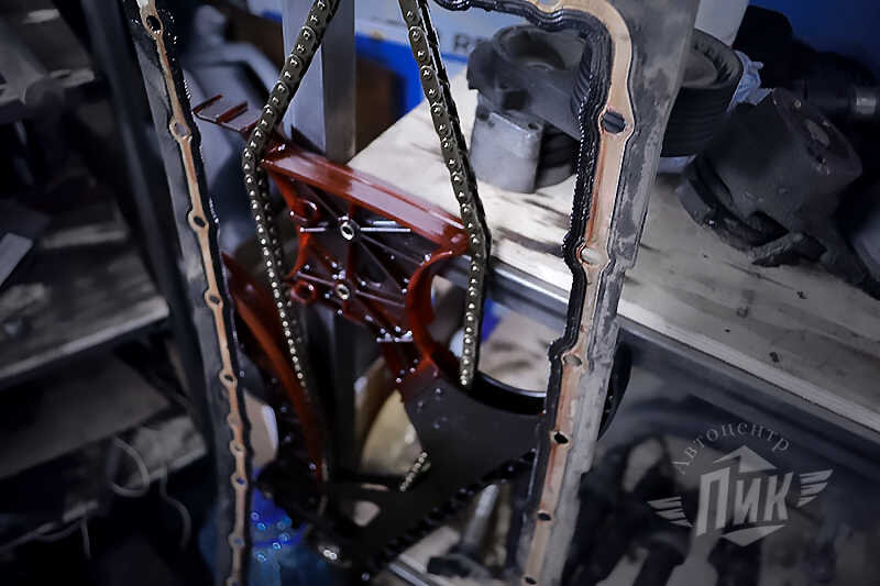 Старая, растянутая цепь и потемневшие натяжители.