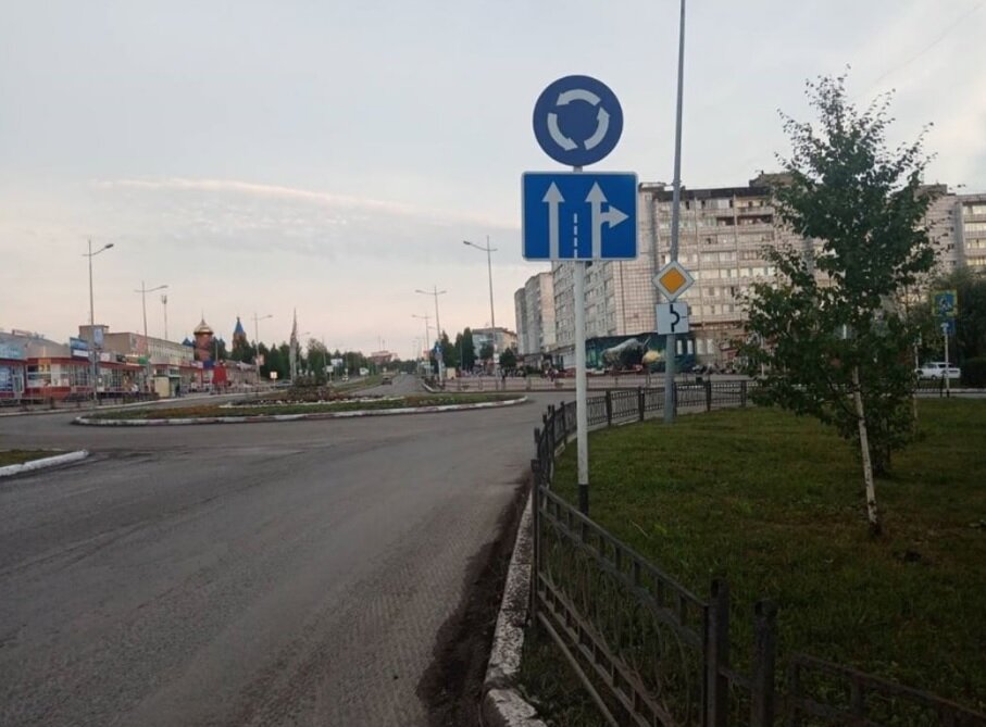 Несмотря на установленный дорожный знак 4.3 "Круговое движение", автомобили движущиеся по кругу приоритета не имеют.