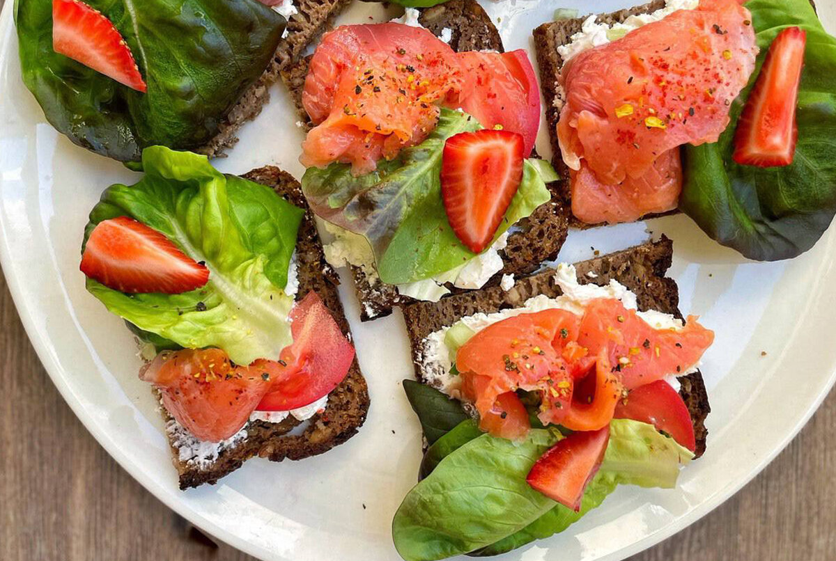 Тосты со слабосоленым лососем,  крем-сыром и клубникой