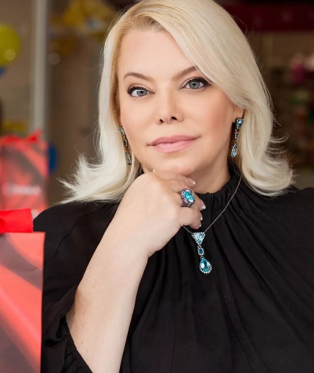 Яна Поплавская. Интересно: в своем ТК она, рассказывая о своих домочадцах, называет это "Домом Красной шапочки". Так ее все и ассоциируют. Фото Яндекс.Картинки.