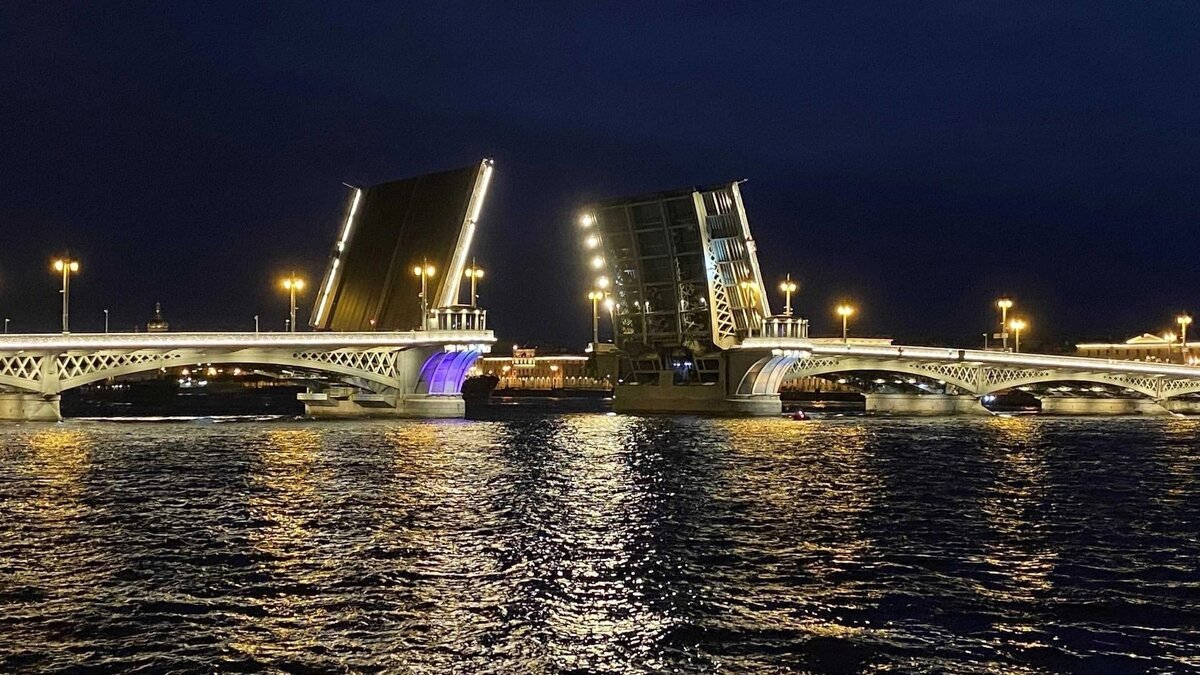 Развод Дворцового моста