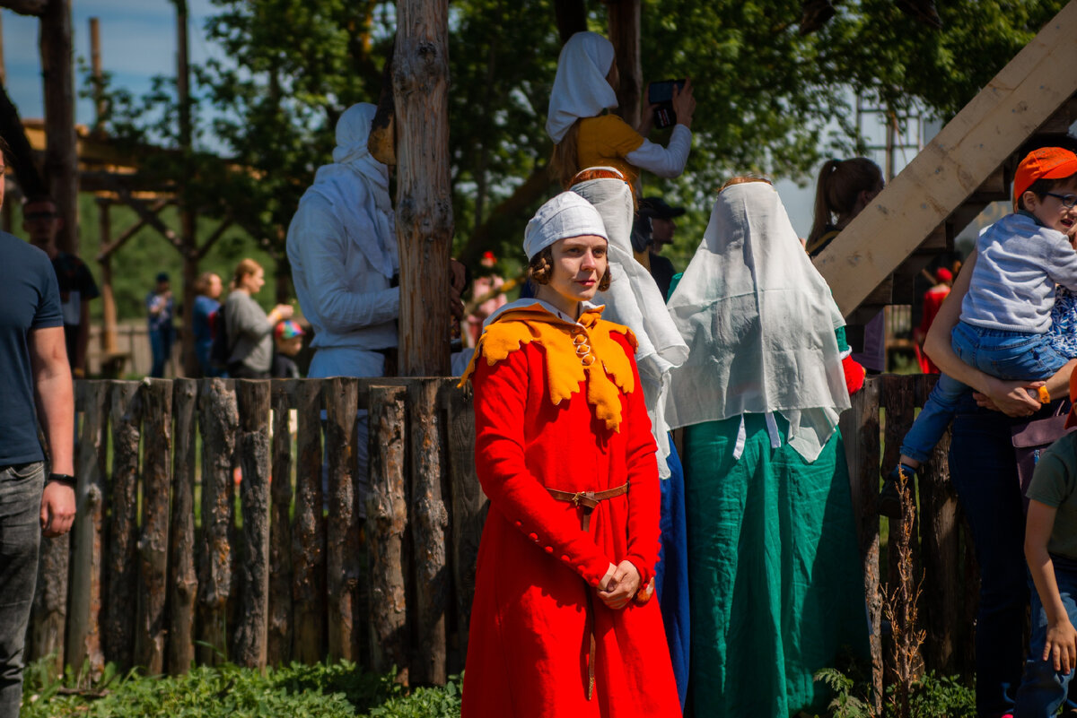 Матёрая деваха, готовая ринуться грудью защищать своих девочек и мальчиков.