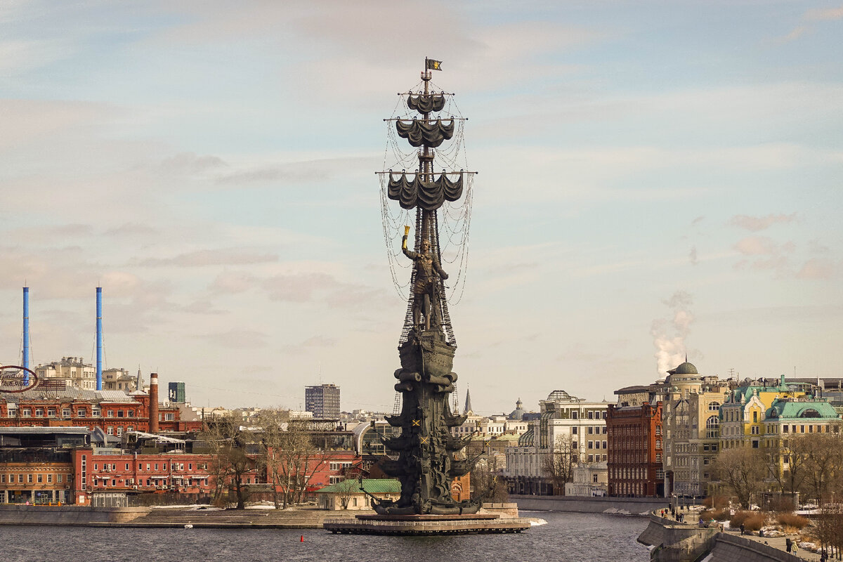 Памятник петру 1 в москве созданный по проекту скульптора зураба церетели огэ