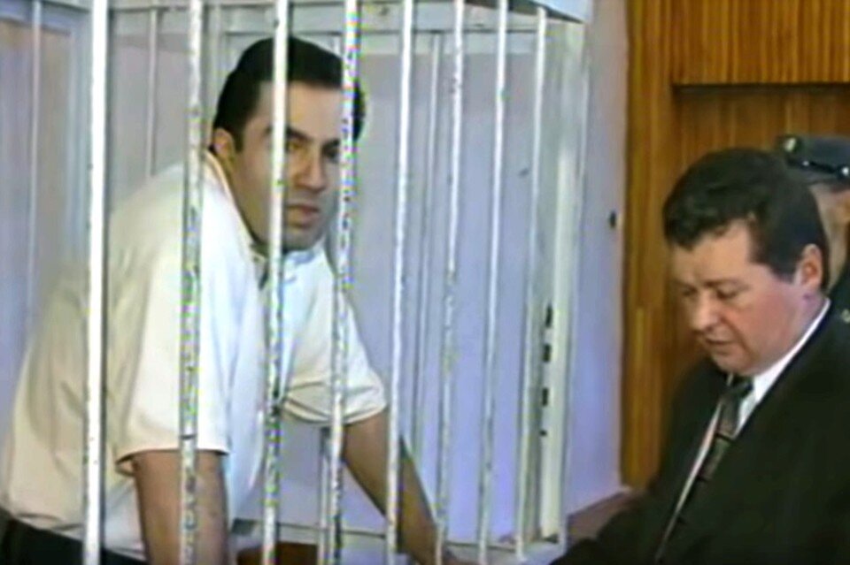     В суде мужчина так и не признал свою вину - уверял, что Элеонору облил кислотой кто-то из конкурентов.