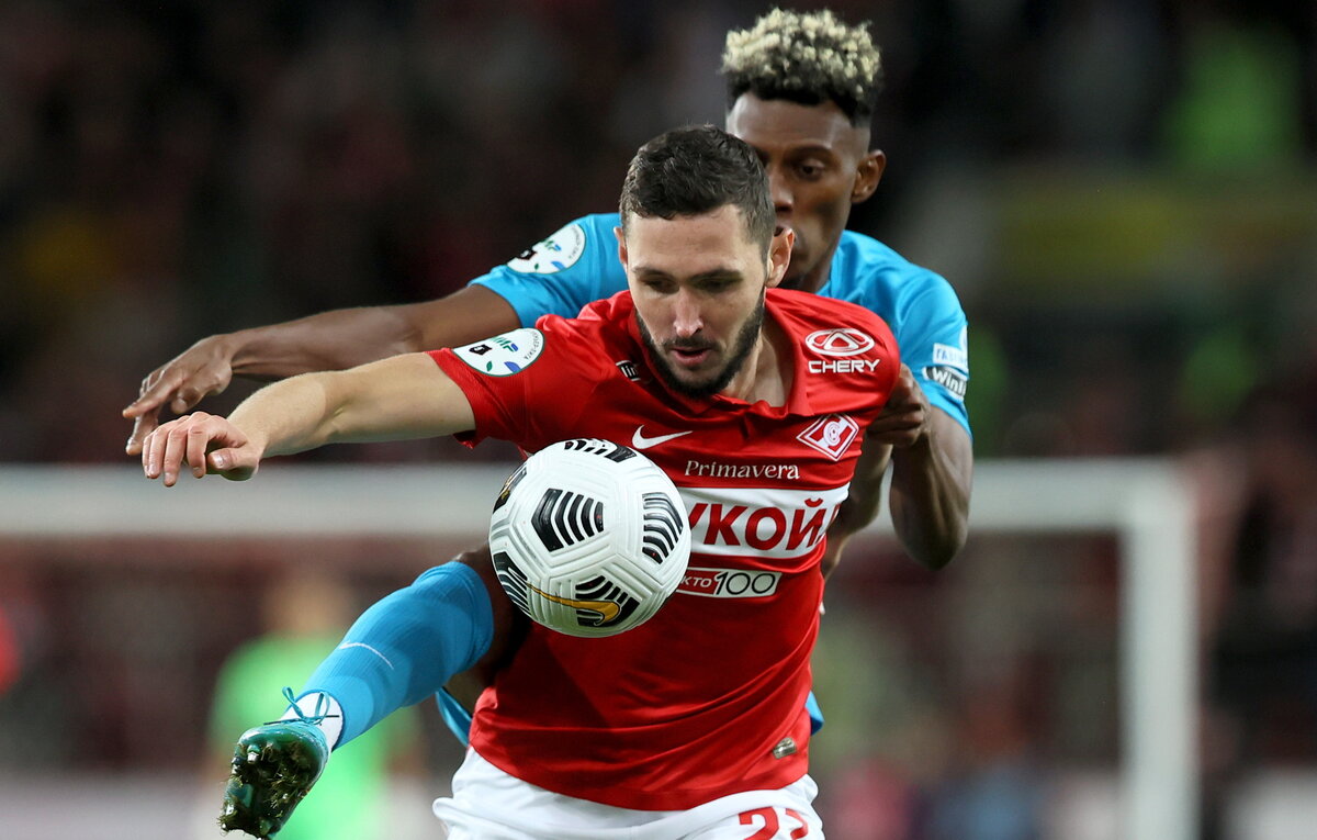    Защитник "Спартака" Никита Чернов и нападающий "Зенита" Матео Кассьерра  Сергей Савостьянов/ТАCC