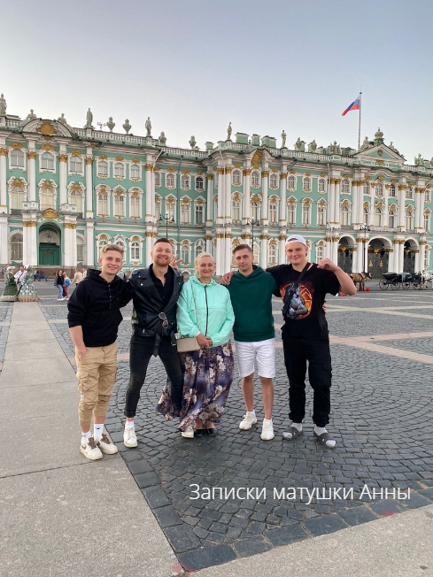 Слева-направо : Иван, Зосима, я, Николай, Симеон (фото делала добрая, мимо проходящая девушка)
