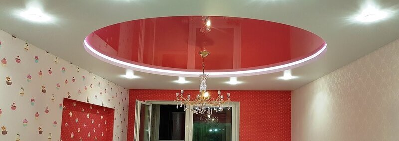 Двухуровневый натяжной потолок с нишей под подсветку.
