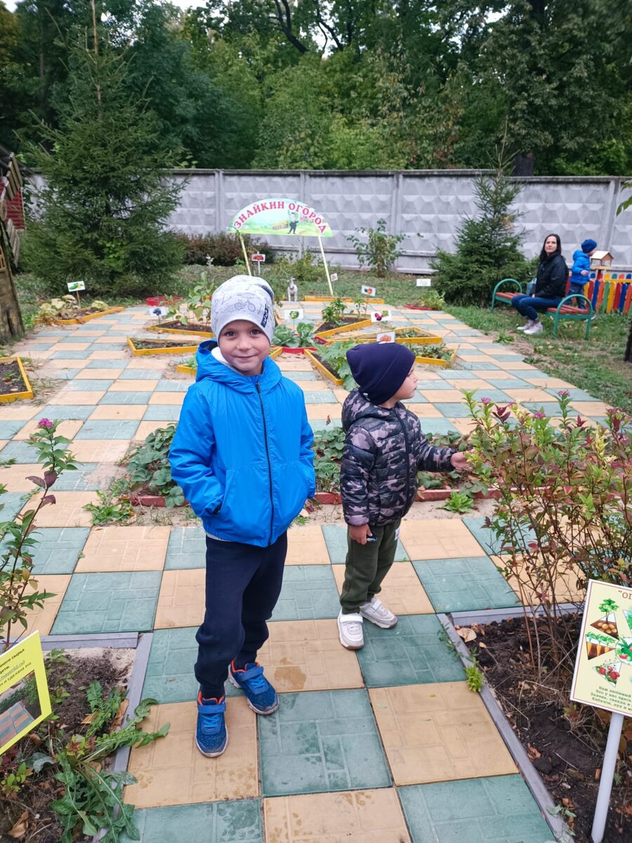 Братья Похитайло с удовольствием проводят время на детсадовском огороде, выложенном плиткой из тех самых пакетов и фантиков, которые они сдали на переработку.