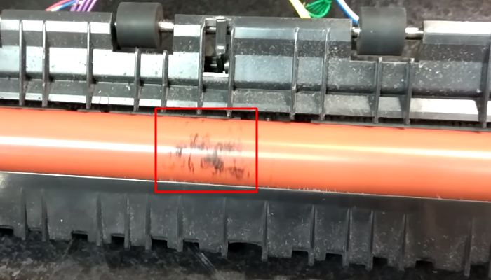 Фото 6. Не запекшийся тонер на резиновом валу