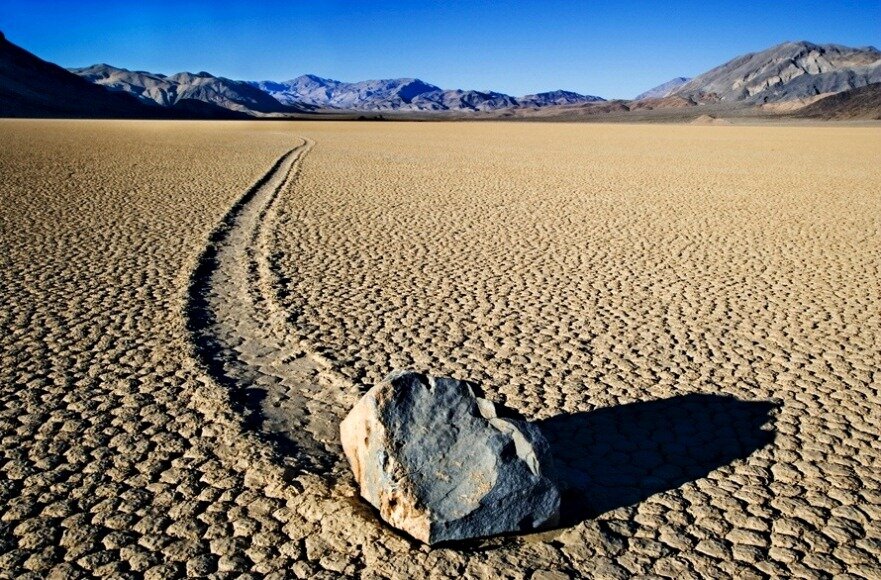 Оригинал фотографии взят с сайта https://www.geologyin.com/2017/07/death-valleys-moving-rocks.html