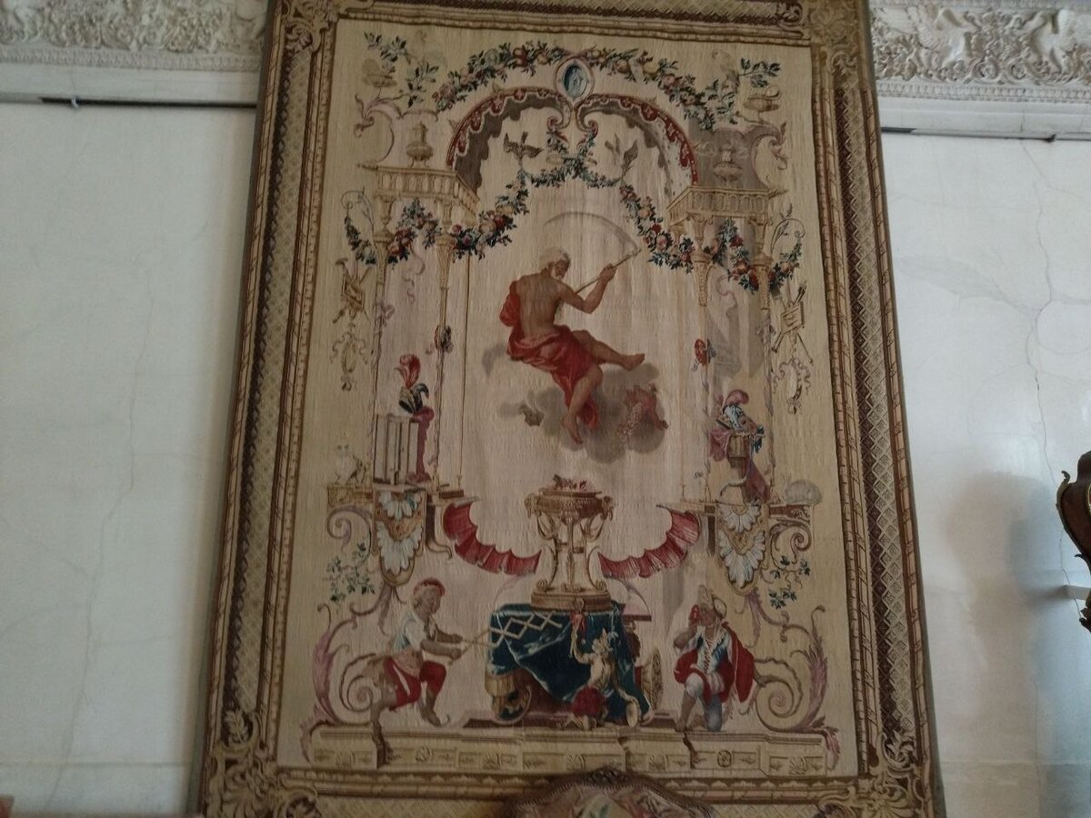Гобелен из серии "Портьеры богом", правда произведенный на пару веков позже, чем жил наш дядюшка Беррийский. Но зато тут хоть краски поярче. ;)) Эрмитаж. Фото автора