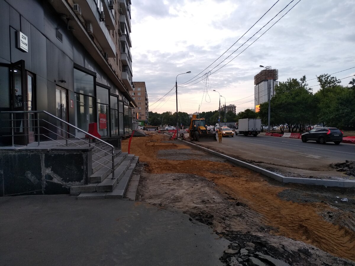 Альтернатива для пешеходов, только выходить на проезжую часть.